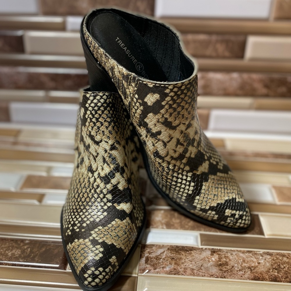 Nwot snakeskin print treasure & bond shoes